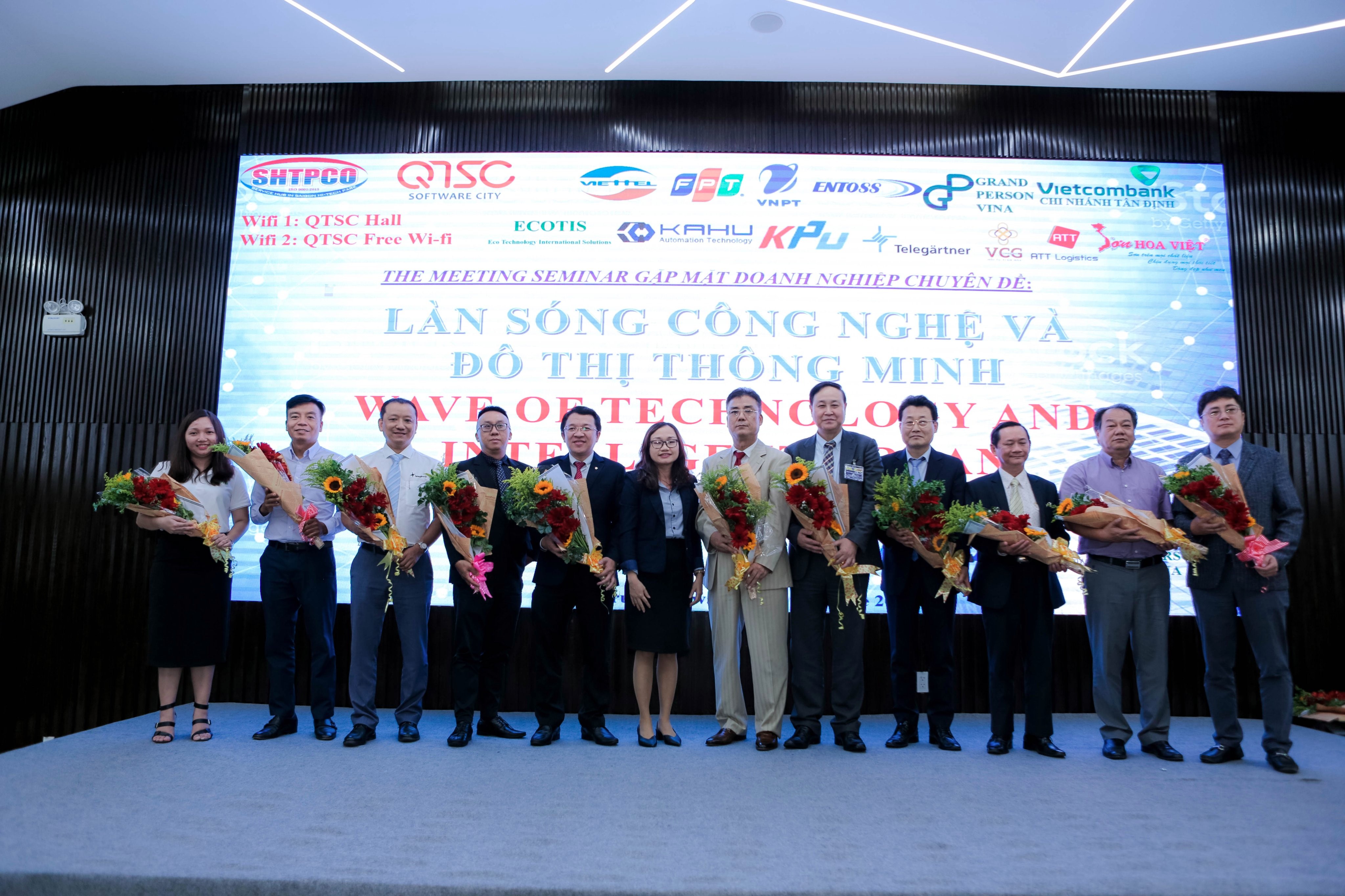 Bà Phạm Thị Bích Thảo – Phó Giám đốc công ty (giữa) giao lưu, tặng hoa cho các các doanh nghiệp tại buổi họp mặt.