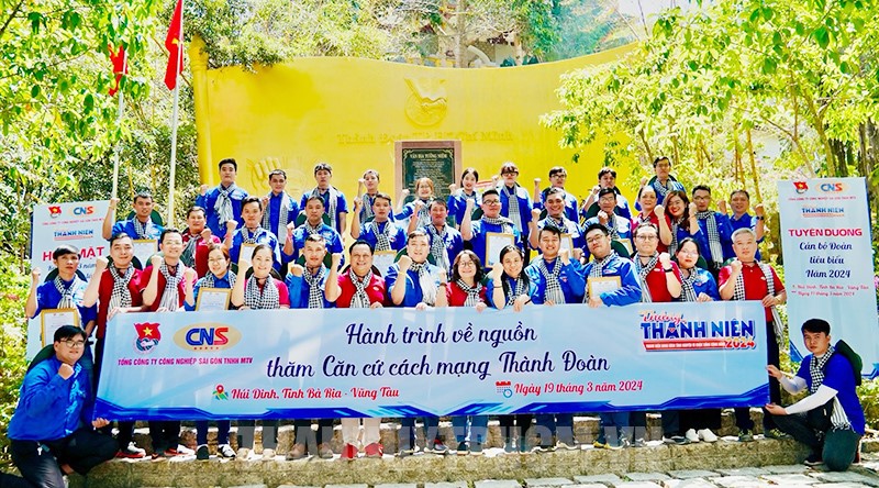 Lãnh đạo Tổng Công ty chụp hình lưu niệm tại hành trình về nguồn thăm căn cứ cách mạng Thành Đoàn
