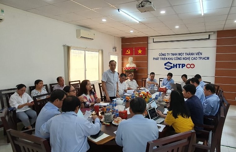 Ông Nguyễn Đức Hiền (Giám đốc) chào đón  Đoàn công tác.