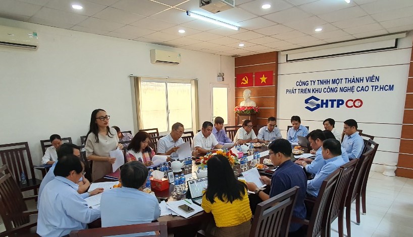   Bà Phạm Thị Bích Thảo (Phó Giám đốc) báo cáo với Đoàn công tác.